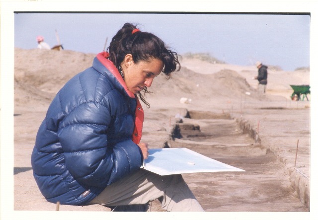 Professora Andrea Zingarelli trabalhando em escavações anteriores