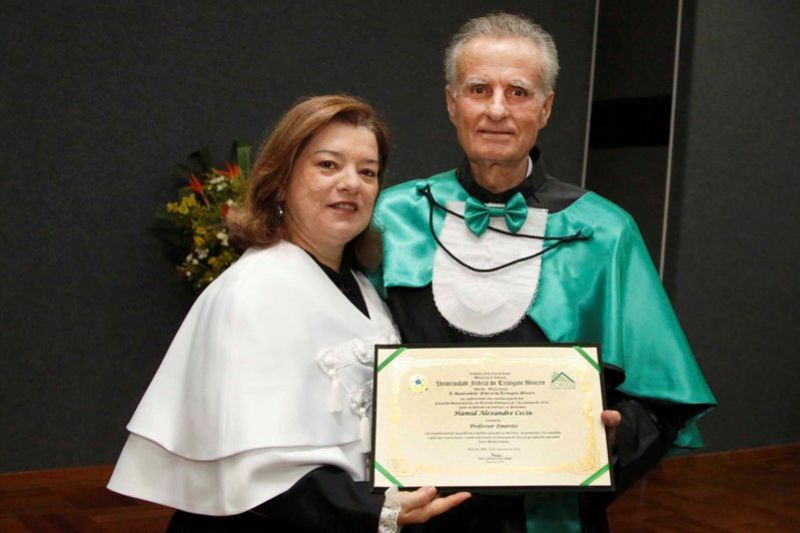 Reitora Ana Lúcia outorga o Título de Professor Emérito a Hamid Cecin