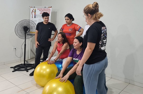 Dança na bola. Mantendo o equilíbrio e se divertindo no gerenciamento da dor.