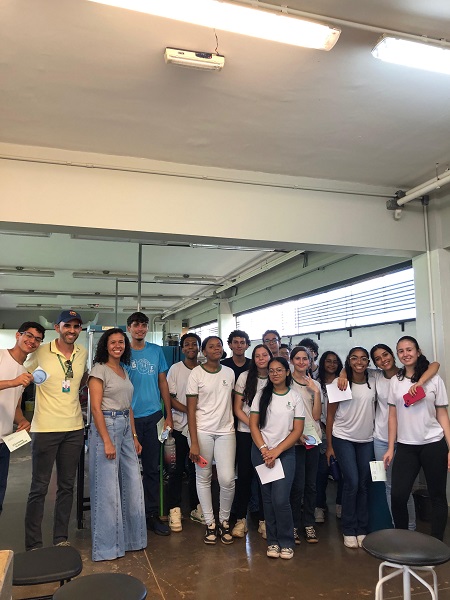 Alunos do 2º ano do ensino médio integrado ao curso técnico de química do IFTM Uberaba e equipe da Engenharia Ambiental da UFTM 