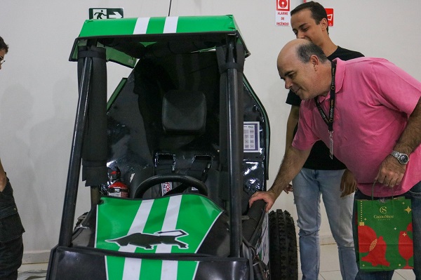 Diretor do ICTE, Mario Sergio da Luz, e o capitão da equipe Zebu Baja